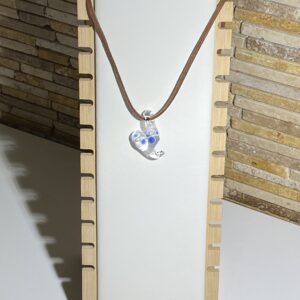 Collier pendentif en verre soufflé en forme de coeur transparent avec des points bleus