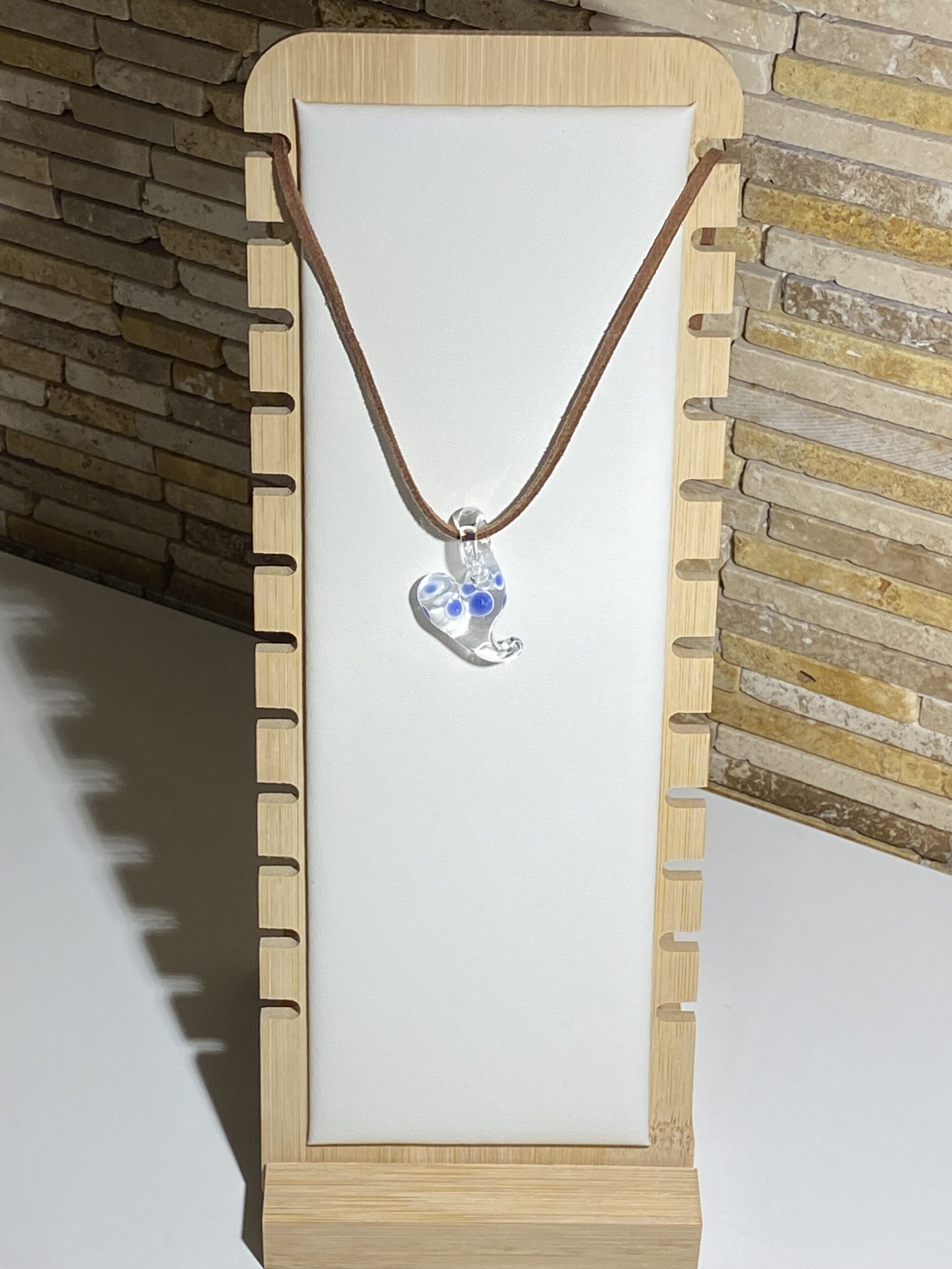 Collier pendentif en verre soufflé en forme de coeur transparent avec des points bleus
