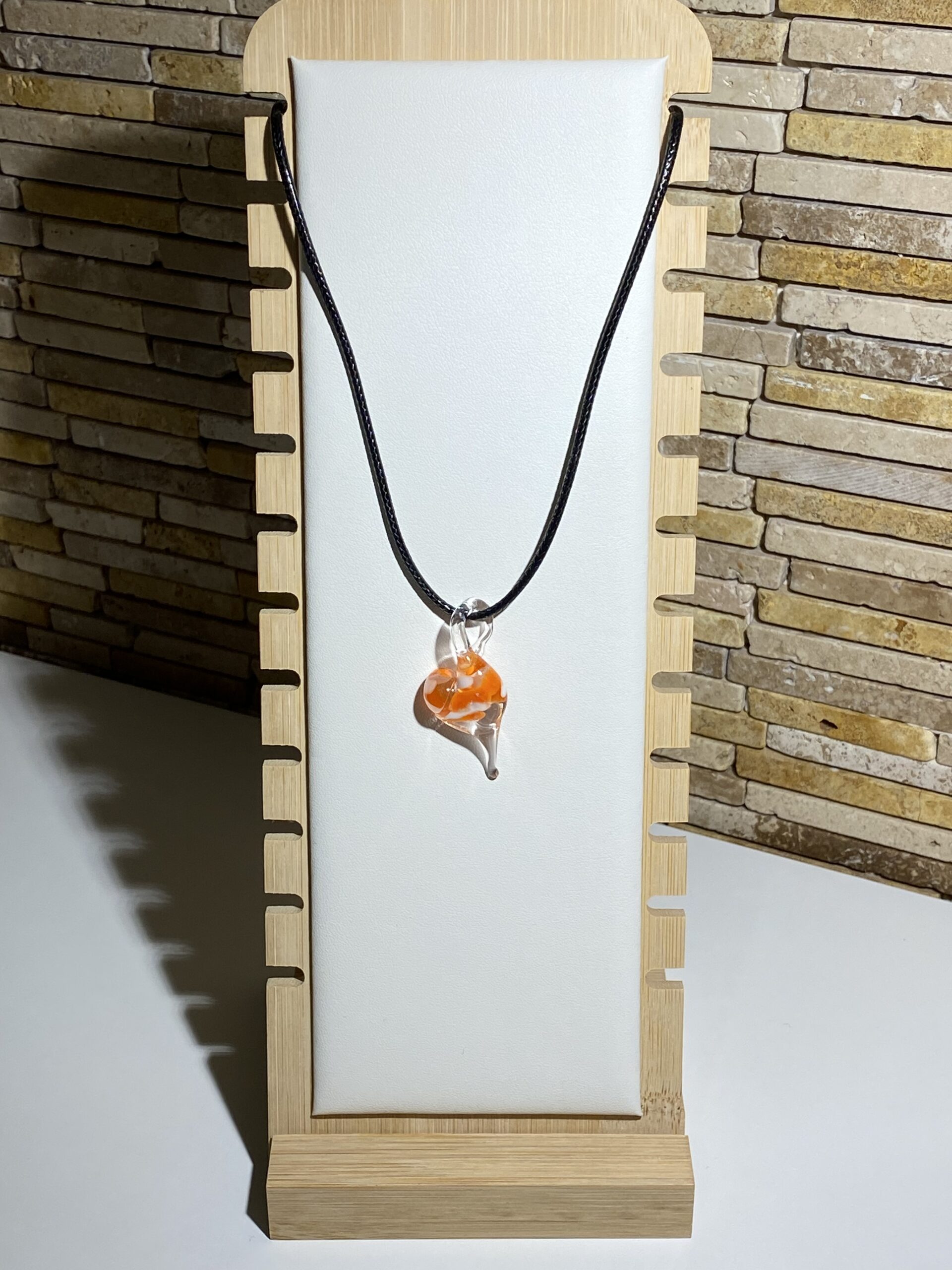 Collier avec pendentif en verre soufflé en forme de cœur orange