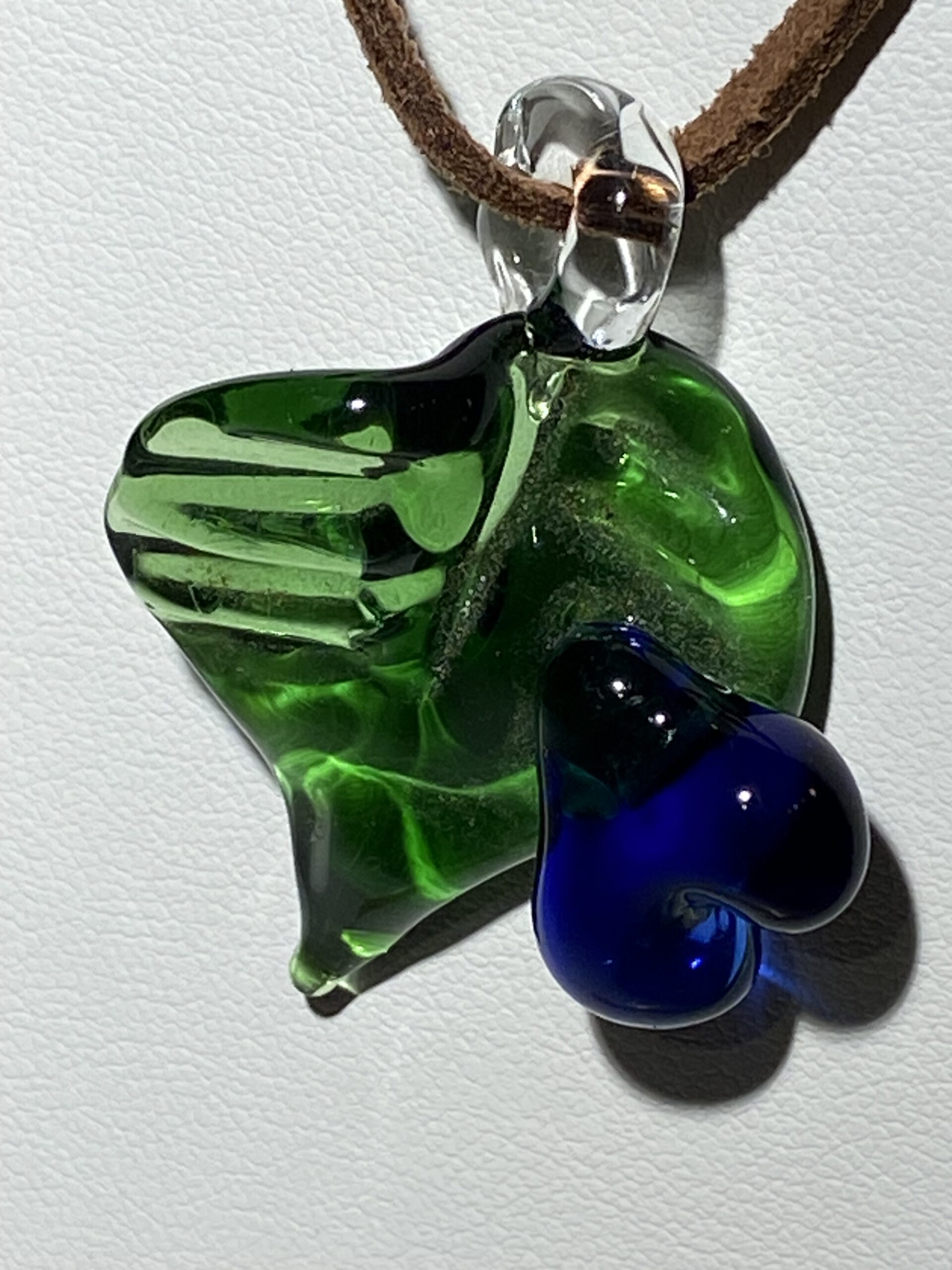 Collier avec pendentif en verre soufflé en forme de feuille verte avec un cœur – Image 2