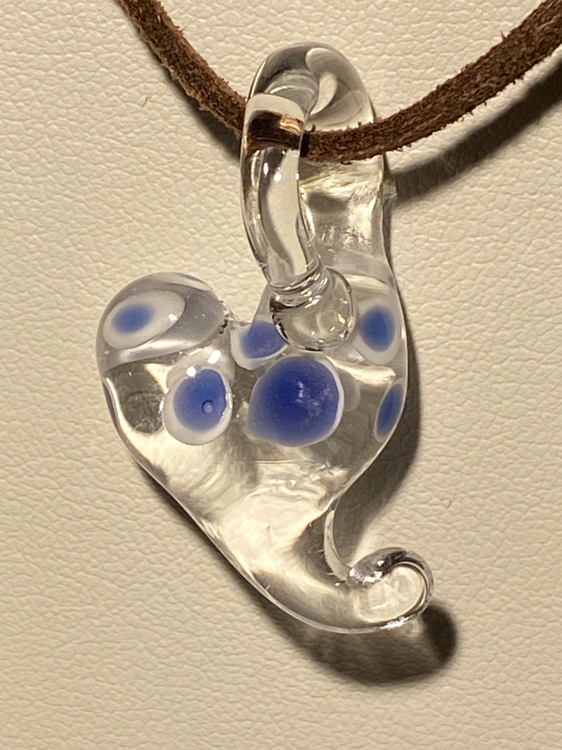Collier avec pendentif en verre soufflé en forme de cœur transparent avec des points bleus – Image 2