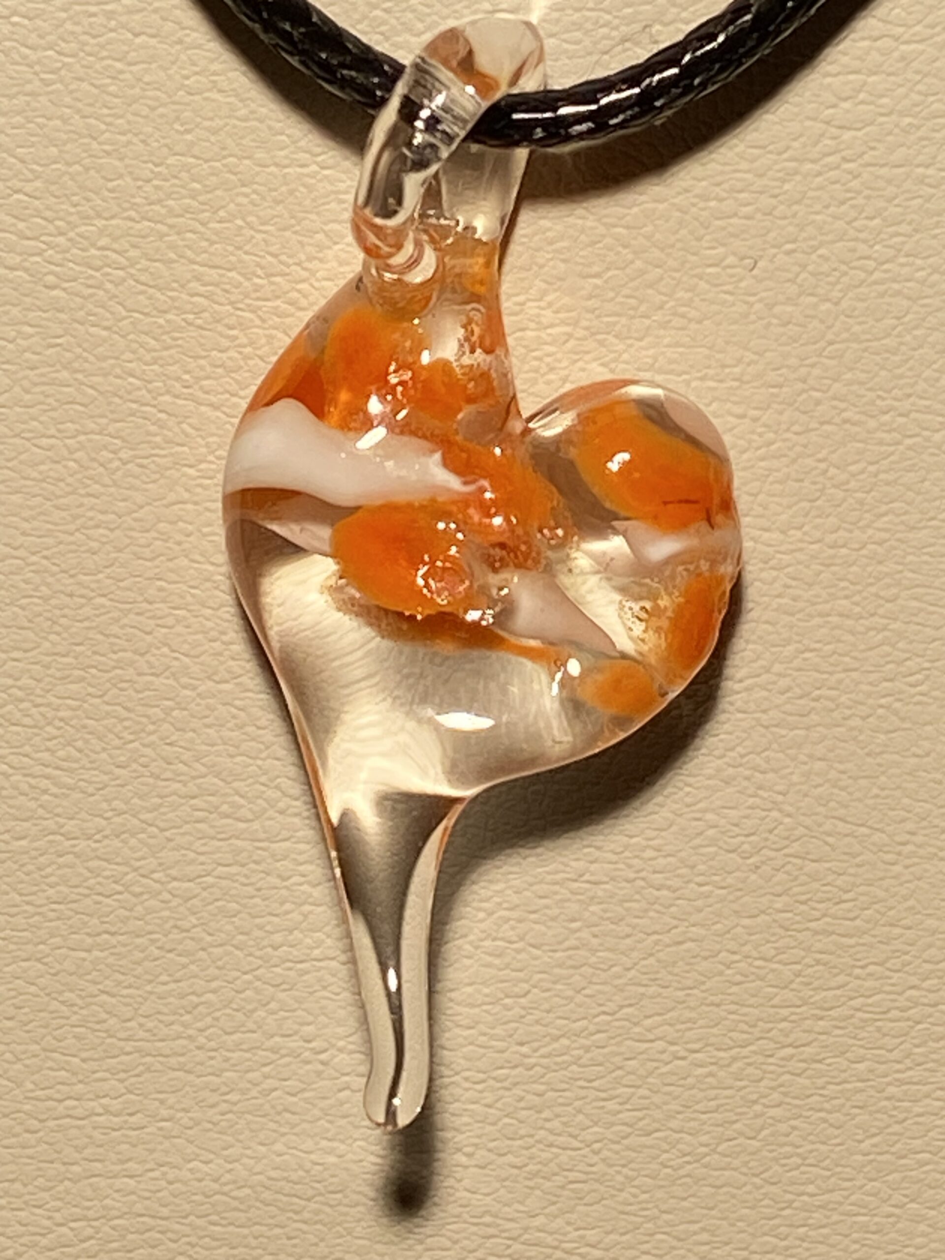 Collier avec pendentif en verre soufflé en forme de cœur orange – Image 2