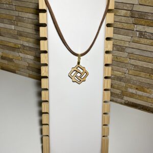 Collier avec pendentif en bois en forme de losanges imbriqués stylisés