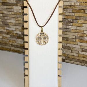 Collier porte bonheur avec pendentif en bois de style asiatique traditionnel représentant le symbole de la longévité (Shou)