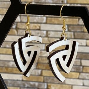 boucles d'oreilles en forme de triangle aux bords arrondis avec crochets dorés